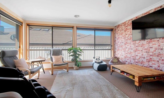 Estella House | Country Views - Firepit, Ideal Family Retreat