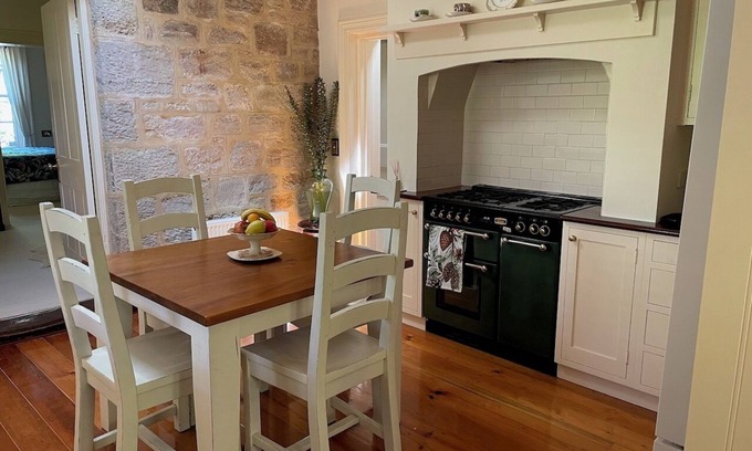 Stirling Cottage | Countryside cottage with magical gardens close to Adelaide Hills towns and parks