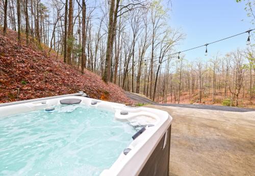 Bryson City House | Couple Retreat Cabin-near Smoky Mountain Railroad-Hot Tub
