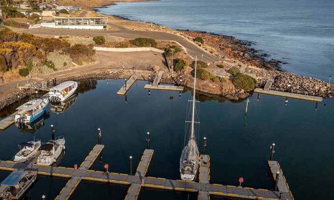 Penneshaw Apartment | Cove Landing Marina Apartments 1, 2 & 3 Sleeps up to twelve (12) guests