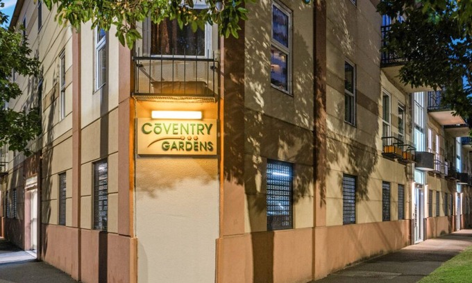 South Melbourne Apartment | Coventry Gardens Family Escape -sleeps 4