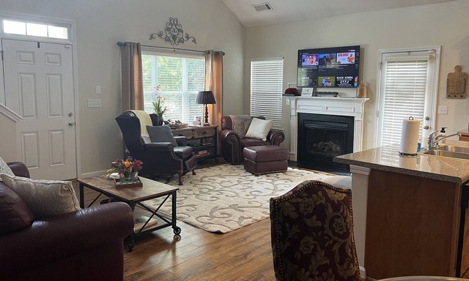 Covington House | Covington 3 bedroom/3 bath, near Cinelease