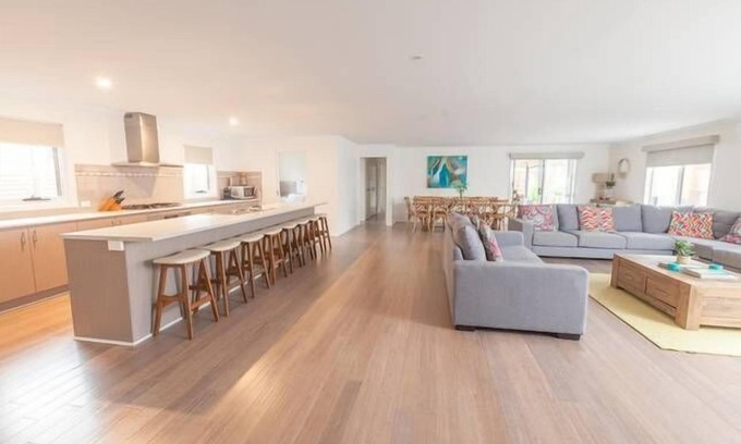 Cowes House | COWES BOAT RAMP FAMILY BEACH RETREAT (SLEEPS 20)