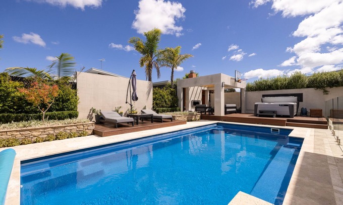 Cowes House | Cowes - Modern 5 Bedroom house with solar heated swimming pool, spa & sauna