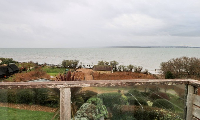 Hill Head Cottage | COWES VIEW COTTAGE, pet friendly, with a garden in Fareham