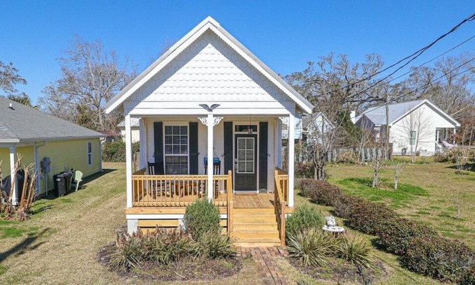 Old Town Cabin | Cozy 1 Bed, 1 Bath, Minutes to the Beach, Fishing, & Old Town Bay St. Louis
