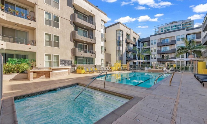 Del Rey Apartment | Cozy 1-bedroom apartment with parking and pool in awesome MdR