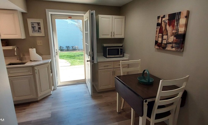 Newington Apartment | Cozy 1-bedroom apartment in charming Springfield with AC, WiFi