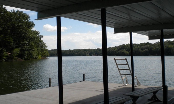 Gumlog Apartment | COZY 1 BEDROOM APARTMENT ON LAKE HARTWELL WITH DOCK/300 YARDS TO TUGALOO ST PARK