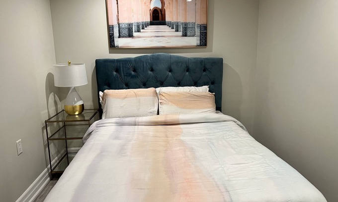 Palmerston - Little Italy House | Cozy 1 bedroom Apt in the Annex. Great Locationn