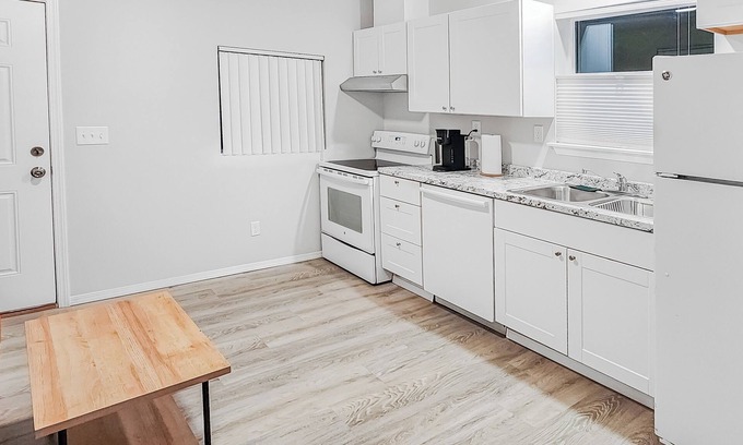 Kenmore House | Cozy 1-bedroom Guest house with AC, WiFi in charming Kenmore