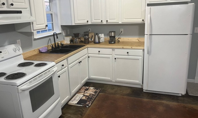 Pheba House | Cozy 1-bedroom house in charming West Point with AC, WiFi