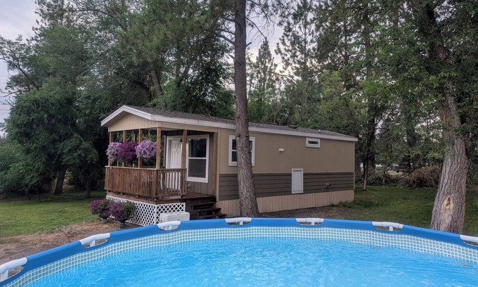 Chattaroy House | Cozy 1-bedroom, Private Hot-tub and High speed WiFi in Charming Chattaroy.