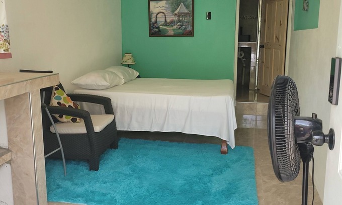 Yallahs Apartment | Cozy 1 bedroom studio with parking off street