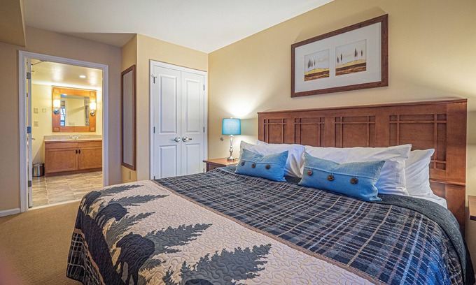 Vernon Condo | Cozy 1-bedroom condo-Ski in/out/Waterpark/King Bed/WIFI/Parking