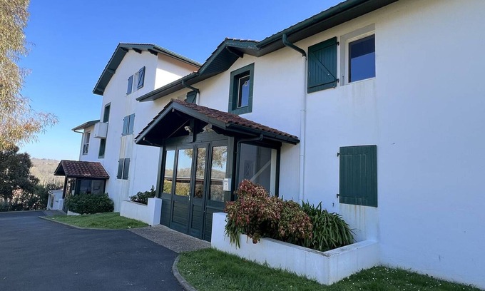 Cambo-les-Bains Apartment | Cozy 1-BR Apartment with Terrace, Parking & Wi-Fi – Pet Friendly, Near Shops, Cambo-les-Bains