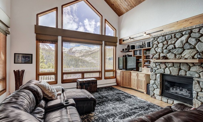 Breckenridge House | Cozy 2 BDR + Loft w/Mtn Views & Foosball!