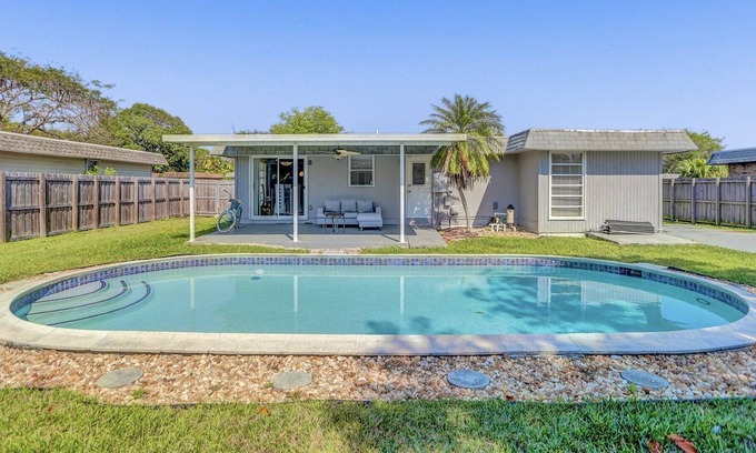 Tamarac House | Cozy 2 bdr retreat home w/ pool & lush yard