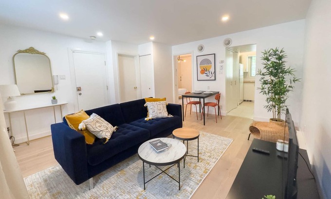 Gay Village Apartment | Cozy 2 Bed in Downtown 3min to Metro FREE Parking