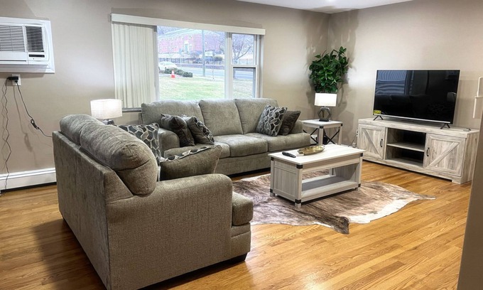 Ridgefield Apartment | Cozy 2-bedroom apartment 20 mins to NYC with WiFi, AC