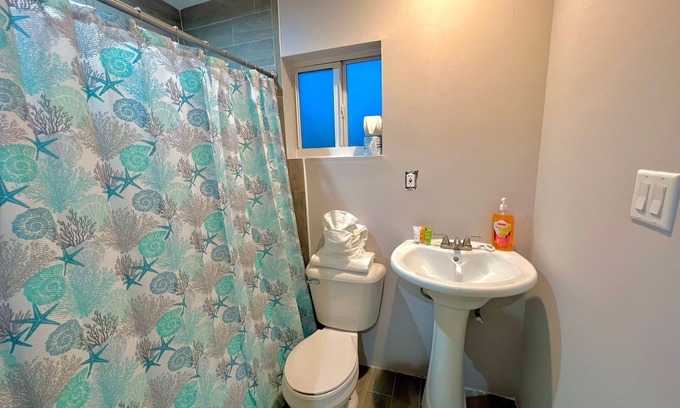 Alice Town House | Cozy 2-bedroom apartment in delightful Bimini with WiFi, AC