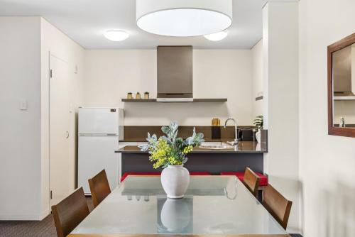 East Perth Apartment | Cozy 2-Bedroom Apartment with City Views