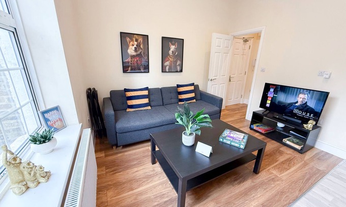 Addison Apartment | Cozy 2-bedroom Apt in Shepherds near Westfield