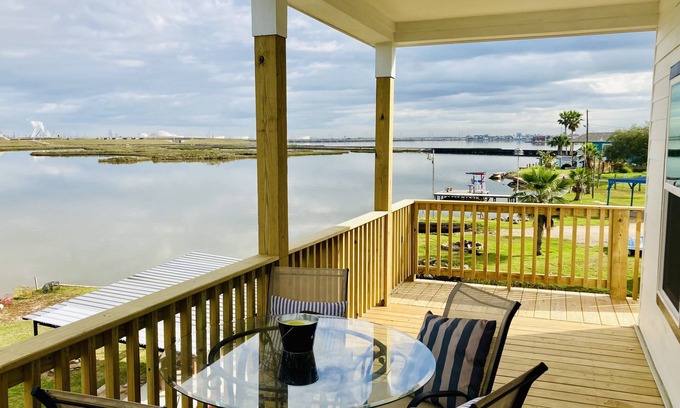 Hitchcock Cabin | Cozy 2-bedroom cabin with WiFi and AC in Hitchcock, 10 mins from Galveston