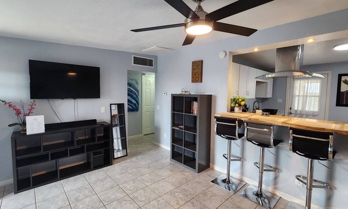 Mesa House | Cozy 2-bedroom House in the heart of Mesa with AC, WiFi and Plenty Parking