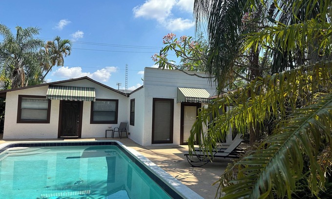 North Central Hollywood House | Cozy 2 bedroom house w Pool & Tropical garden.