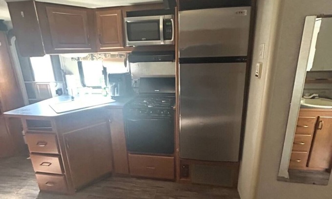 Euclid House | Cozy 2-bedroom RV with WiFi, AC in peaceful Euclid