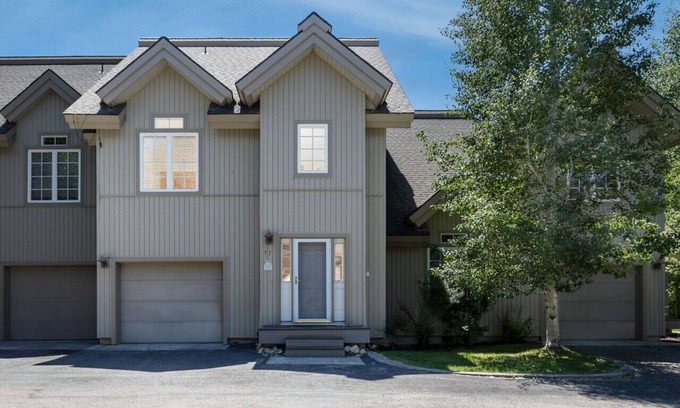 Driggs Condo | Cozy 2 level townhome with scenic views - SR # 47