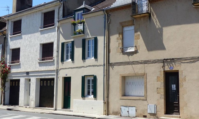 Moulins Cottage | Cozy 2-Person City House with Courtyard, Near Downtown, WiFi, Free Bikes and Parking
