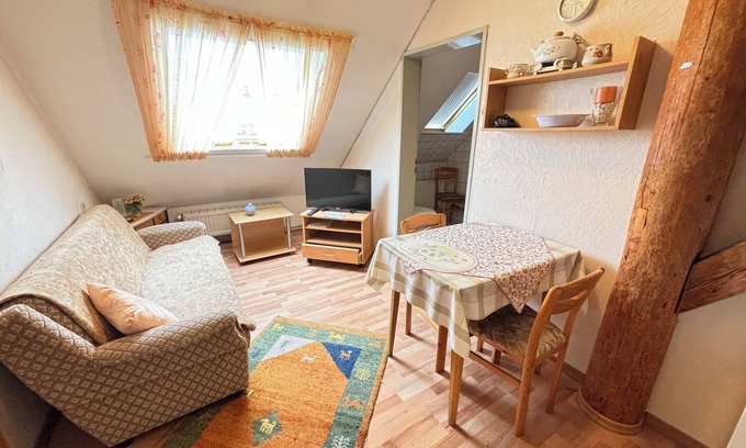 Emden Apartment | Cozy 2-room apartment, 2 pers., Emden am Deich, parking lot, barbecue area, WLAN