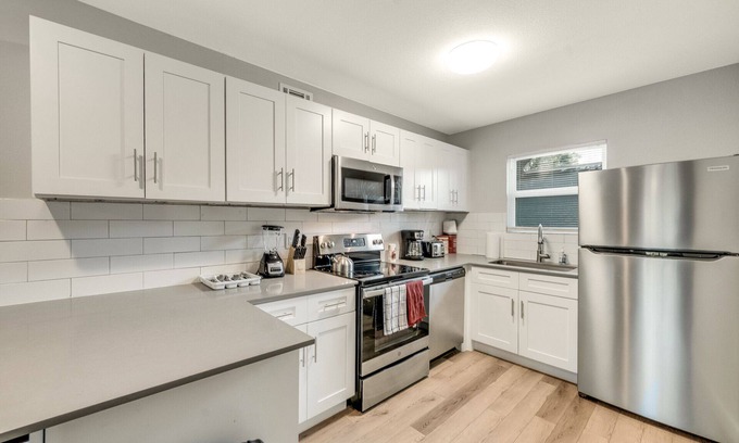 Hyde Park Apartment | Cozy 2BR Near UT | HydePark | Evonify 9790