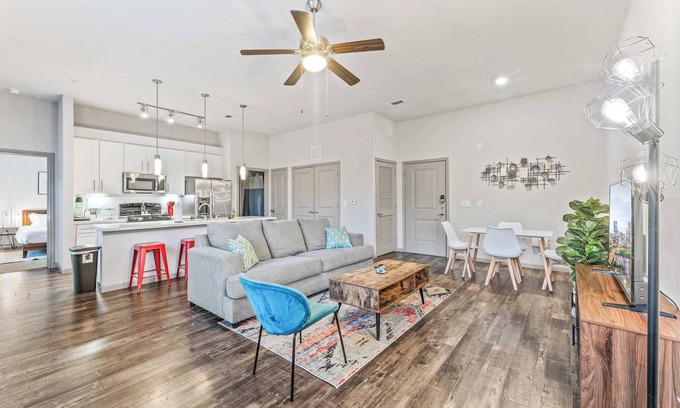 Windsor Park Apartment | Cozy 2BR suite close to Downtown w/fast WiFi