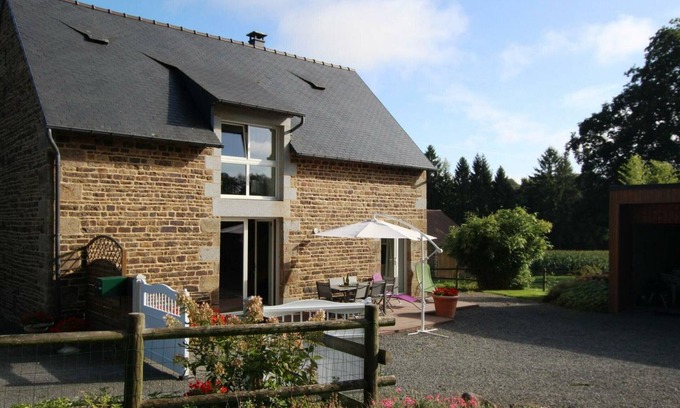 Le Grand-Celland Cottage | Cozy 3-Bed Home with Garden, Near Mont Saint-Michel, Pets Welcome