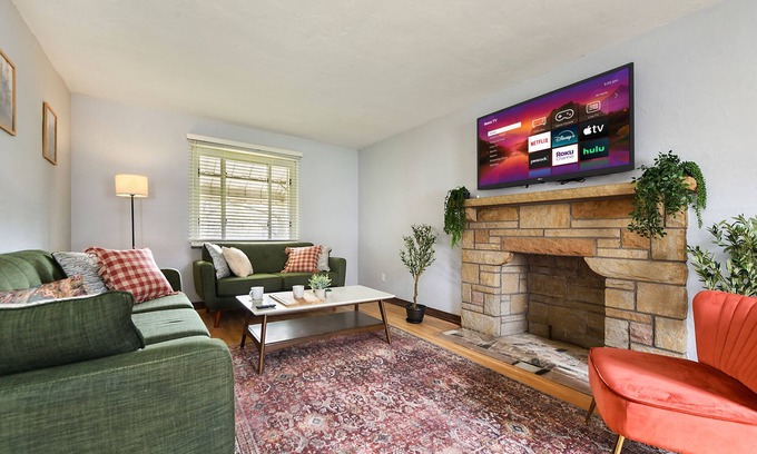 South Hills House | Cozy 3-bedroom - amazing coffee - easy parking
