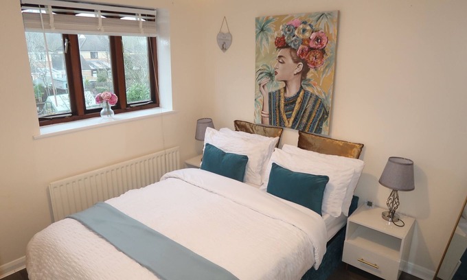 Bletchley House | Cozy 3-bedroom home in Milton Keynes with free parking and WiFi