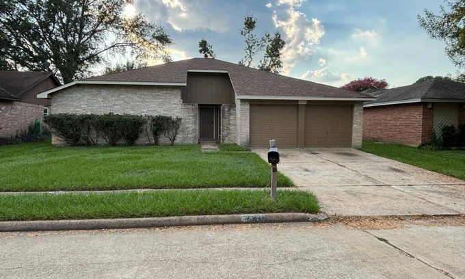 Barker House | Cozy 3-bedroom house in welcoming Houston with AC, WiFi