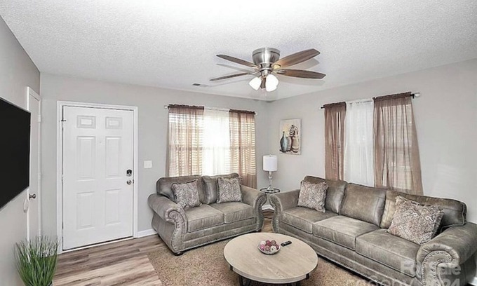 Charlotte House | Cozy 3-bedroom villa in the heart of Charlotte! Free WIFI & Private Parking