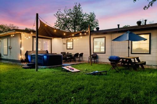 Southside House | Cozy 3 bedroom with HOT TUB 2 min away from lackland