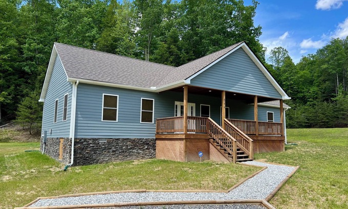 Mt Lookout Cabin | Cozy 3 BR Cabin with Pond on 3 acres/New River Gorge/Summersville Lake