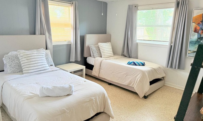 Westside House | Cozy 3BR Home Downtown w/Backyard+Wi-Fi+Parking
