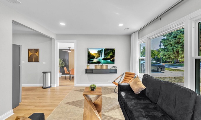 Des Plaines House | Cozy 3BR Retreat with grill Near O’Hare Airport