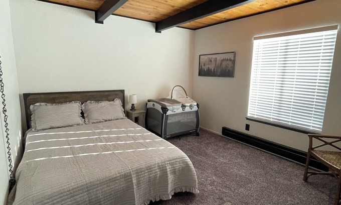 Groveland Cabin | Cozy 4-bedroom cabin near Yosemite with WiFi close to downtown Groveland