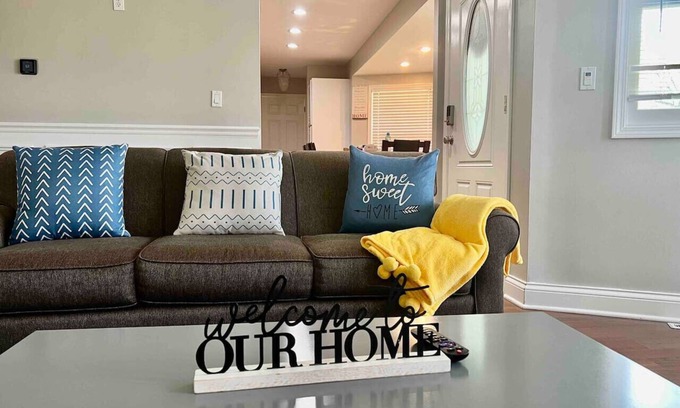 Carpentersville House | “Cozy 4BR Ranch Home: 5 Beds, 2 Baths, No Stairs”
