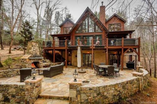 Mill Spring Ski Chalet | Cozy 5 bedroom cabin on Lake Adger with hot tub