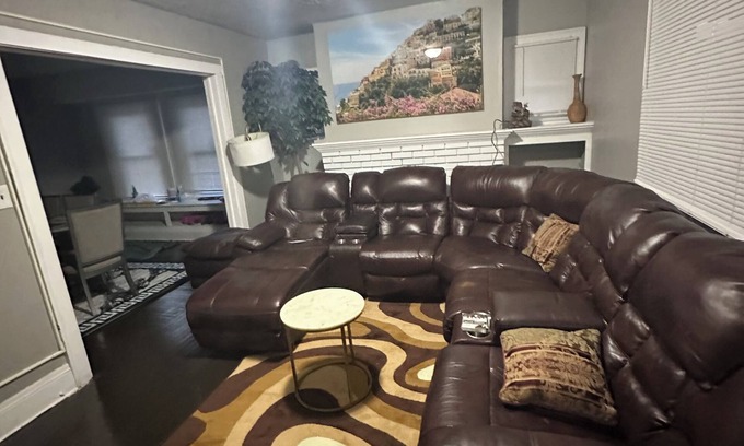 Cleveland House | Cozy and Spacious 4-bedroom house in fabulous Cleveland with AC, WiFi