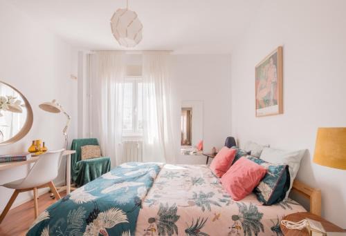 Moncloa-Aravaca House | Cozy and Stylish Room with Natural Light and Vibrant Decor